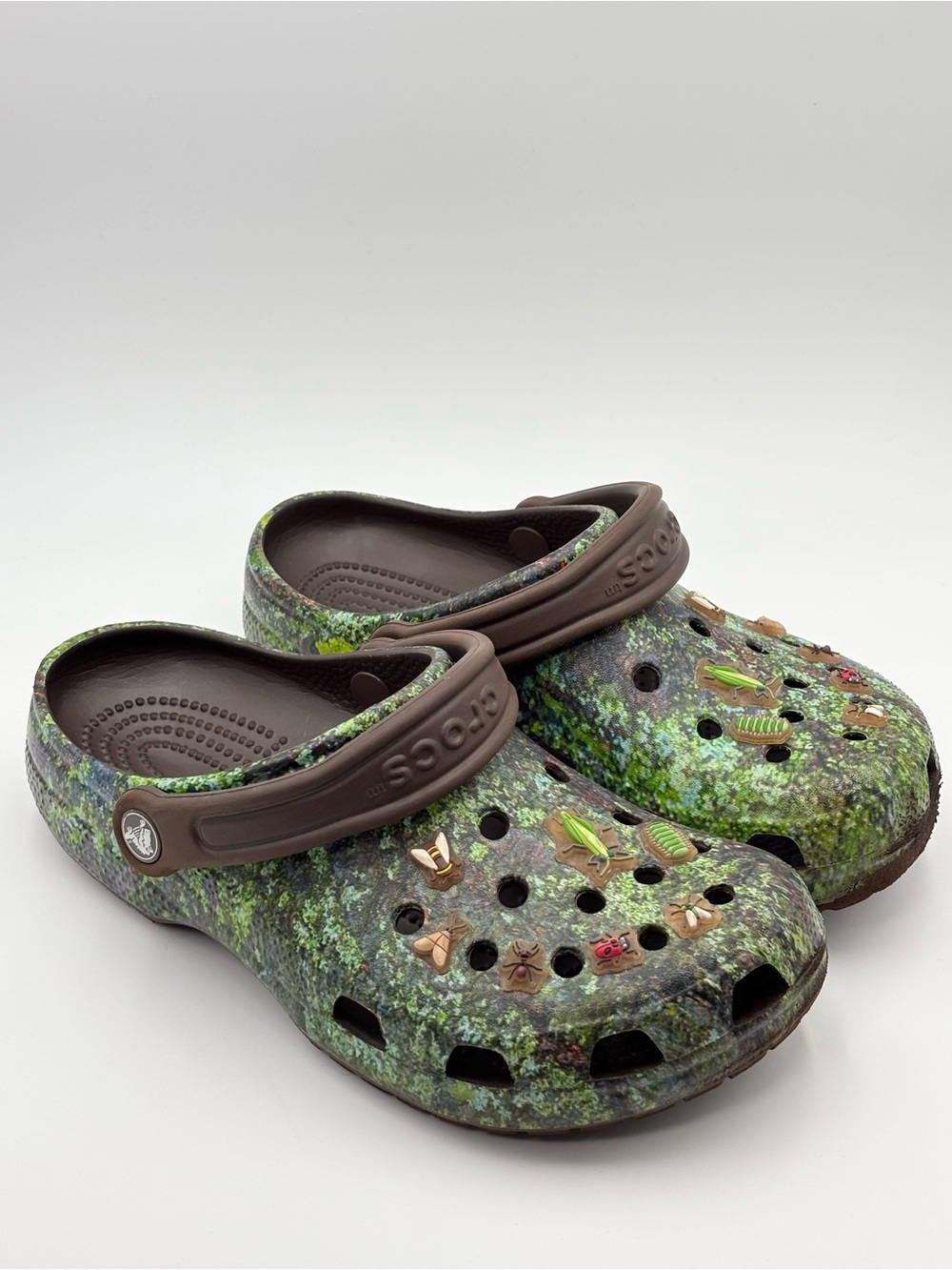 CROCS Classic Bugs Clogs Green Camo Classic Clog with Brown Strap Size J5
